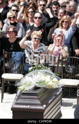 7 aprile 2012 - Athens, Grecia - persone cantano slogan durante il funerale di Dimitris Christoulas, che ha sparato alla centrale piazza Syntagma mercoledì scorso. 77 anni in pensione il farmacista, sparato in testa dopo dicendo che problemi finanziari aveva spinto oltre il bordo. (Credito Immagine: © Foto Stock