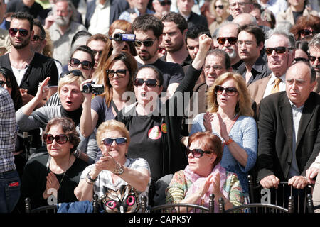 7 aprile 2012 - Athens, Grecia - persone cantano slogan durante il funerale di Dimitris Christoulas, che ha sparato alla centrale piazza Syntagma mercoledì scorso. 77 anni in pensione il farmacista, sparato in testa dopo dicendo che problemi finanziari aveva spinto oltre il bordo. (Credito Immagine: © Foto Stock