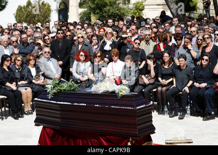 7 aprile 2012 - Athens, Grecia - i funerali di Dimitris Christoulas 77 anni Pensionati il farmacista che ha sparato in testa a piazza Syntagma mercoledì scorso dopo dicendo che problemi finanziari aveva spinto oltre il bordo. (Credito Immagine: © Aristidis Vafeiadakis/ZUMAPRESS.com) Foto Stock