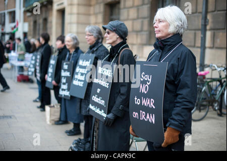 "Donne in nero" protesta a Cambridge Regno Unito 7/4/12. Cambridge Donne in nero sono state formate nel 2002 e sono state tenendo in silenzio veglie per protestare contro la guerra al terrore. Le donne provenienti da tutti i sentieri della vita e di opporsi alla violenza. Essi indossare nero per mostrare che piangiamo le vittime del terrorismo e della guerra. Foto Stock