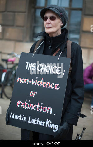 "Donne in nero" protesta a Cambridge Regno Unito 7/4/12. Cambridge Donne in nero sono state formate nel 2002 e sono state tenendo in silenzio veglie per protestare contro la guerra al terrore. Le donne provenienti da tutti i sentieri della vita e di opporsi alla violenza. Essi indossare nero per mostrare che piangiamo le vittime del terrorismo e della guerra. Foto Stock