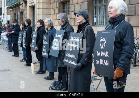 "Donne in nero" protesta a Cambridge Regno Unito 7/4/12. Cambridge Donne in nero sono state formate nel 2002 e sono state tenendo in silenzio veglie per protestare contro la guerra al terrore. Le donne provenienti da tutti i sentieri della vita e di opporsi alla violenza. Essi indossare nero per mostrare che piangiamo le vittime del terrorismo e della guerra. Foto Stock