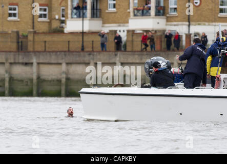 Londra, Regno Unito. 07/04/2012. Uomo in acqua ferma 158Xchanging Oxford & Università di Cambridge Boat Race. Foto Stock