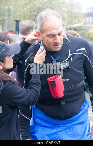 Devizes, UK. 07 aprile 2012. Sir Steve Redgrave avente il suo livello nel sangue controllato prima di iniziare Devizes per Westminster canoa gara questa mattina. Foto Stock