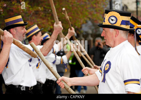 Hammersmith Morris lato ballare la tradizionale danza stick al Xchanging University Boat Race 2012 Foto Stock