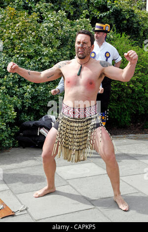 Maori e Morris degli uomini sia ruotato fino a ballare nello stesso punto sulle rive del Tamigi all'Università boat race. Quando Hamm Foto Stock