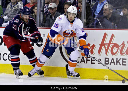 7 aprile 2012 - Columbus, Ohio, Stati Uniti - New York isolani ala sinistra Matt Moulson (26) guarda a passare da dietro la rete nella parte anteriore del Columbus Giacche Blu defenceman James Wisniewski (21) nel secondo periodo di gioco tra il New York isolani e Columbus Giacche Blu di Nationwide Arena, Col Foto Stock