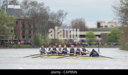 07/04/2012. 158Xchanging Oxford & Università di Cambridge Boat Race. Oxford in blu scuro. Nota il cucchiaio mancante della lama di Annone Wienhausen blade. Cambridge equipaggio blu:-1 Prua: David Nelson (AUS), 2 Moritz Schramm (GER), 3 Jack Lindeman (USA), 4 Alex Ross (NZ), 5 Mike Thorp (GBR), 6 s. Foto Stock