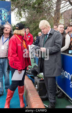 07/04/2012. 158Xchanging Oxford & Università di Cambridge Boat Race. Boris Johnson, che è stato a causa di prent il trofeo presso la presentazione che è stata annullata nella luce di eventi. Foto Stock