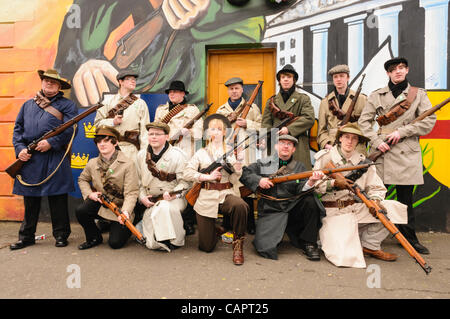 Belfast, Irlanda del Nord. 08/04/2012 - Sinn Fein commemorare il 1916 Pasqua in aumento in Irlanda. Un gruppo è vestito in costume con armi di replica. Foto Stock