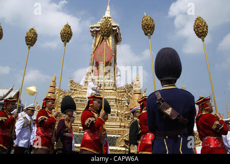 Thai Royal funzionari e le forze armate di tirare il royal carro portante il royal urna di Altezza Reale Principessa Bejaratana durante il royal cremazione a Sanam Luang a Bangkok il 9 aprile 2012 . La principessa morì nel Luglio 27 ,2011 all'età 85 . credito: credito: Piti un Sahakorn / Alamy Live News Foto Stock