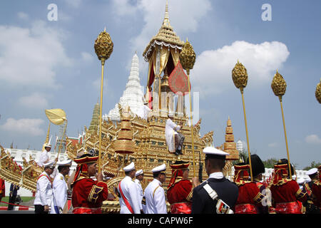 Thai Royal funzionari e le forze armate di tirare il royal carro portante il royal urna di Altezza Reale Principessa Bejaratana durante il royal cremazione a Sanam Luang a Bangkok il 9 aprile 2012 . La principessa morì nel Luglio 27 ,2011 all'età 85 . credito: credito: Piti un Sahakorn / Alamy Live News Foto Stock