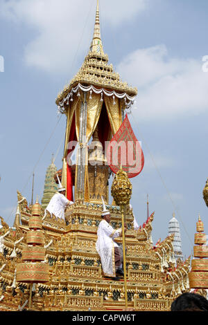 Thai Royal funzionari e le forze armate di tirare il royal carro portante il royal urna di Altezza Reale Principessa Bejaratana durante il royal cremazione a Sanam Luang a Bangkok il 9 aprile 2012 . La principessa morì nel Luglio 27 ,2011 all'età 85 . credito: credito: Piti un Sahakorn / Alamy Live News Foto Stock