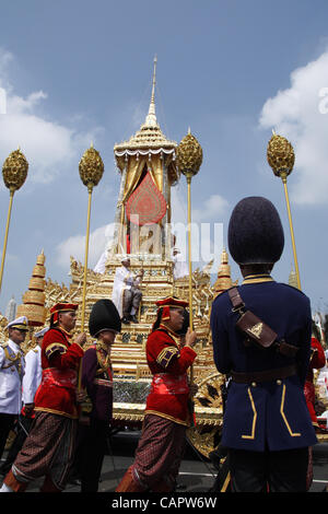 Thai Royal funzionari e le forze armate di tirare il royal carro portante il royal urna di Altezza Reale Principessa Bejaratana durante il royal cremazione a Sanam Luang a Bangkok il 9 aprile 2012 . La principessa morì nel Luglio 27 ,2011 all'età 85 . credito: credito: Piti un Sahakorn / Alamy Live News Foto Stock