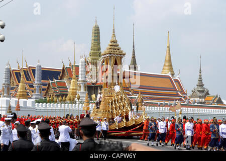 Thai Royal funzionari e le forze armate di tirare il royal carro portante il royal urna di Altezza Reale Principessa Bejaratana durante il royal cremazione a Sanam Luang a Bangkok il 9 aprile 2012 . La principessa morì nel Luglio 27 ,2011 all'età 85 . credito: credito: Piti un Sahakorn / Alamy Live News Foto Stock