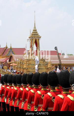 Thai Royal funzionari e le forze armate di tirare il royal carro portante il royal urna di Altezza Reale Principessa Bejaratana durante il royal cremazione a Sanam Luang a Bangkok il 9 aprile 2012 . La principessa morì nel Luglio 27 ,2011 all'età 85 . credito: credito: Piti un Sahakorn / Alamy Live News Foto Stock