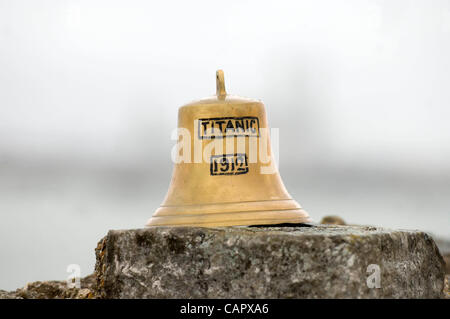 Titanic navi campana replica in Mayflower Park nel Dock, Southampton, UK. Foto Stock