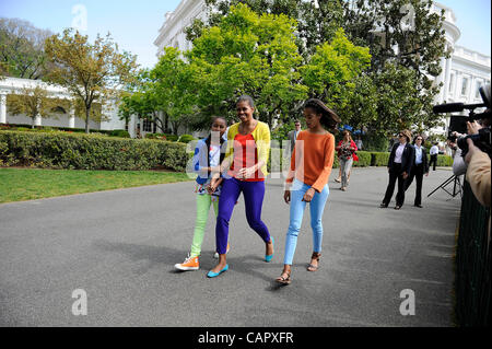 9 aprile 2012 - Washington D.C, U.S - First Lady Michelle Obama e le figlie Malia (in arancione) e Sasha (in blu) frequentano l annuale 2012 Uovo di Pasqua rotolo sul prato Sud della Casa Bianca, Aprile 9, 2012, a Washington D.C. Foto Stock