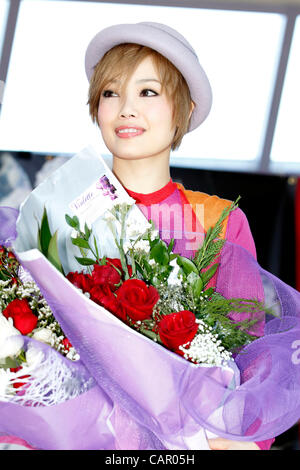 9 aprile 2012 - Toronto, Canada - Hong Kong Cantopop cantante e attrice Joey Yung assiste il concerto numero 6 conferenza stampa e firma autografa sessione al primo Markham Place. Yung è programmato per eseguire al Casino Rama il 10 aprile 2012. (JKP/N8N) Foto Stock