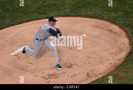 9 aprile 2012 - Arlington, Texas, Stati Uniti d'America - 9 aprile 2012. Arlington, TX. Stati Uniti d'America. Seattle Mariners a partire lanciatore Hector Noesi getta nel primo inning. I Seattle Mariners ha giocato il Texas Rangers come Yu Darvish, i Rangers nuovo lanciatore giapponese ha fatto la sua Major League Baseball debutto con un 11 a 5 win Foto Stock