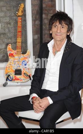 Ronnie Wood di presenze per la raccolta simbolica presenta Ronnie Wood volti, tempi e luoghi mostra, New York. Foto di: Kristin Callahan/Everett raccolta/Alamy Live News. Foto Stock