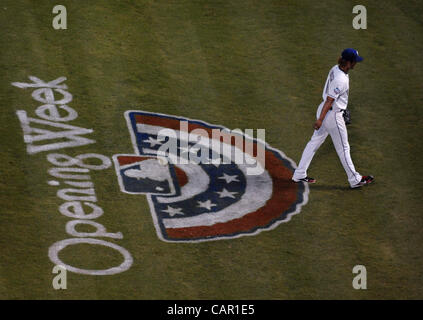 9 aprile 2012 - Arlington, Texas, Stati Uniti - YU DARVISH lascia il campo nella sesta inning. I Seattle Mariners ha giocato il Texas Rangers come Yu Darvish, i Rangers nuovo lanciatore giapponese ha fatto la sua Major League Baseball debutto con un 11 a 5 win. (Credito Immagine: © Ralph Lauer/ZUMAPRESS.com) Foto Stock