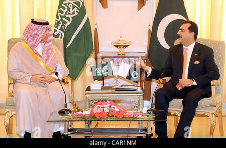 Il primo ministro, Syed Yousuf Raza Gilani scambi di opinioni con il Principe Abdul Aziz Bin Abdullah bin Abdul Aziz, il Vice Ministro degli Affari Esteri dell Arabia Saudita, durante l incontro alla Casa di PM a Islamabad il Martedì, 10 aprile 2012. Foto Stock