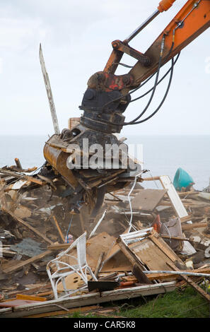 Escavatore con pinza di demolizione o selettore grab, lavorando su un sito di demolizione nel Regno Unito. Si tratta di un ordinamento tramite demolizione e rifiuti. Foto Stock