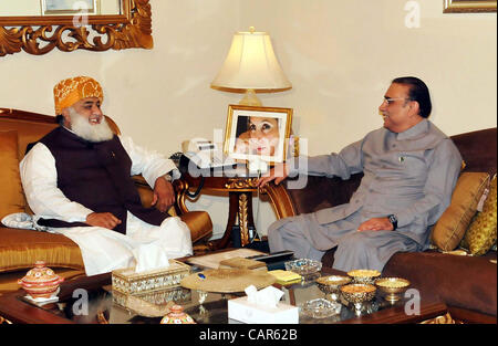 Presidente Asif Ali Zardari di scambi di opinioni con Jamiat Ulema-e-Islam-F Chief, Mulana Fazal-ur-rehman durante la riunione a Aiwan- e- Sadr a Islamabad il Mercoledì, Aprile 11, 2012. Foto Stock