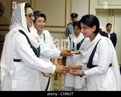 Il Pakistan Girls Guides Association capo guida, iniziata Fouzia Gilani distribuisce premi tra le ragazze guide durante la cerimonia di premiazione che si terrà a Casa di PM a Islamabad il Mercoledì, Aprile 11, 2012. Foto Stock