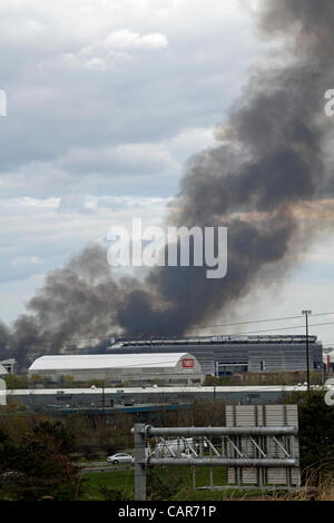 Un pennello grande fuoco nel Meadowlands di Carlstadt, New Jersey, il 11 aprile 2012 nei pressi del Met-Life Stadium che è casa di New York Giants e New York getti le squadre della NFL. Foto Stock