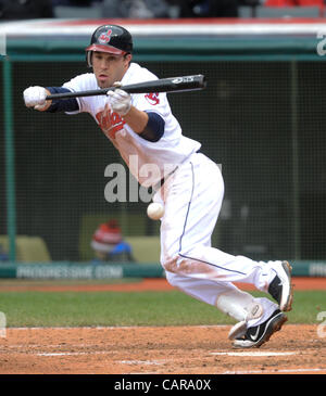 CLEVELAND, OH, Stati Uniti d'America - 11 aprile: Cleveland Indians secondo baseman Jason Kipnis (22) tenta di bunt il suo modo sulla base nella sesta inning al campo progressivo in Cleveland, OH, Stati Uniti d'America su Mercoledì, 11 aprile 2012. Foto Stock