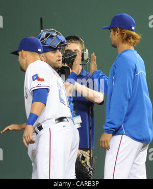 (R-L) Yu Darvish, Mike Napoli (rangers), 9 aprile 2012 - MLB : Yu Darvish del Texas Rangers ad alta cinque compagno di squadra Mike Napoli dopo la partita contro i Seattle Mariners a Rangers Ballpark in Arlington in Arlington, Texas, Stati Uniti. (Foto di AFLO) Foto Stock