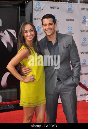 Jesse Metcalfe presso gli arrivi per 2012 TCM Classic Film Festival apertura notturna Premiere di Gala del cabaret quarantesimo anniversario di restauro, Grauman's Chinese Theatre di Los Angeles, CA 12 aprile 2012. Foto di: Elizabeth Goodenough/Everett Collection Foto Stock