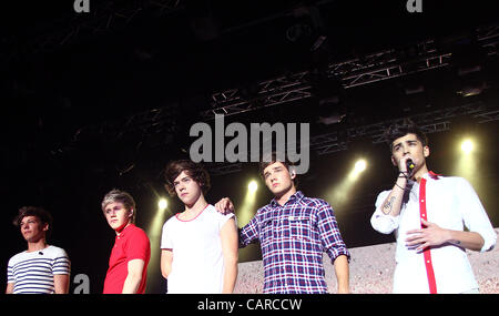 Aprile 13, 2012 - Sydney, NSW, Australia - Il boy band una direzione si esibisce dal vivo a Sydney, in Australia. Da sinistra a destra, Liam Payne, NIALL HORAN, Harry stili, LOUIS TOMLINSON e ZAYN MALIK. (Credito Immagine: © Marianna Massey/ZUMAPRESS.com) Foto Stock