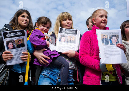 Aberystwyth Wales UK, Venerdì 13 Aprile 2012: amici e parenti di mancante 24 anno vecchio Simon Jones holding di manifesti e di volantini in cerca di aiuto e informazioni sulla sua sorte. Simon Jones è stato visto l'ultima volta lasciando un popolare night club in città nelle prime ore del mattino di lunedì 9 aprile 2012 Foto Stock