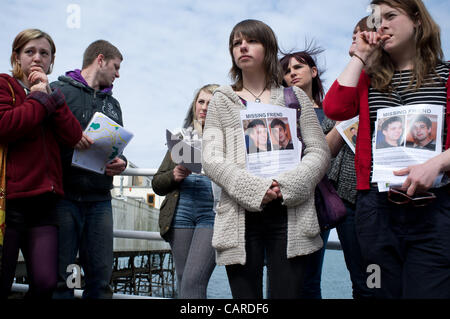 Aberystwyth Wales UK, Venerdì 13 Aprile 2012: amici e parenti di mancante 24 anno vecchio Simon Jones holding di manifesti e di volantini in cerca di aiuto e informazioni sulla sua sorte. Simon Jones è stato visto l'ultima volta lasciando un popolare night club in città nelle prime ore del mattino di lunedì 9 aprile 2012 Foto Stock