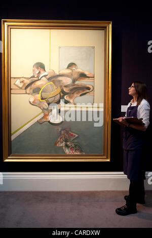 13.04.2012 Foto mostra 'Figura la Scrittura riflette in Mirror' da Francis Bacon, sul display pubblico da Sotheby's impressionista, Arte Moderna e Contemporanea mostra, Londra, Regno Unito. Stimato in valore di £ 18m-£25m prima della sua vendita a New York il 2 maggio 2012. Foto Stock