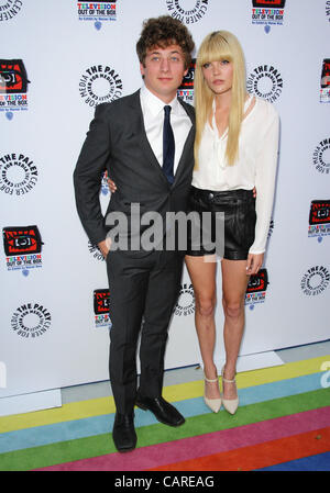 Aprile 12, 2012 - Los Angeles, California, Stati Uniti - Emma Greenwell; Jeremy Allen White . Warner Bros.Group-Out televisiva della scatola presentano presso il Paley Centre for Media,Beverly Hills,USA.Aprile 12 - 2012 (credito Immagine: Â© TLeopold/Globe foto/ZUMAPRESS.com) Foto Stock