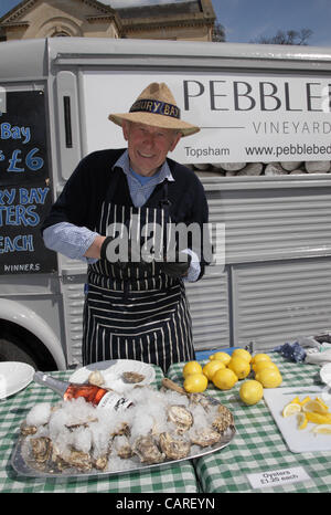 Ostriche di locali per la vendita a Exeter Regno Unito Festival del Sud Ovest di cibi e bevande 13 aprile 2012. Apertura Stallholder un oyster. Foto Stock