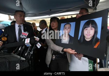 Aprile 13, 2012 - Los Angeles, California, Stati Uniti - Los Angeles il dipartimento di polizia Officer Danny Chao (L) e Public Affairs Officer Suzan Nelson mostrano fotografie delle riprese di vittime Ying Wu, destra e Ming Qu, durante una conferenza stampa presso la ripresa di scene come LAPD e University of Southern Californi Foto Stock