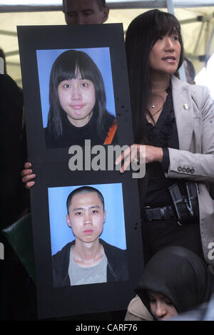 Aprile 13, 2012 - Los Angeles, California, Stati Uniti - Los Angeles il dipartimento di polizia Public Affairs Officer Suzan Nelson contiene fotografie di vittime di tiro Ying Wu, superiore e Ming Qu, durante una conferenza stampa presso la ripresa di scene come LAPD e University of Southern California (USC) funzionari annunciare un Foto Stock