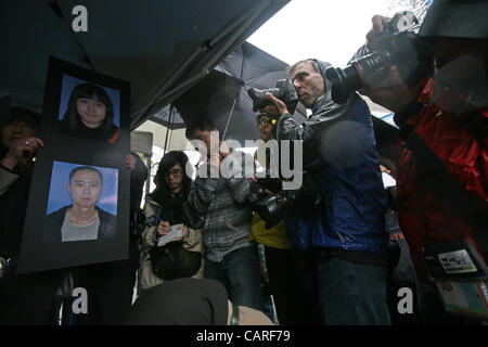 Aprile 13, 2012 - Los Angeles, California, Stati Uniti - Los Angeles il dipartimento di polizia Public Affairs Officer Suzan Nelson (L) mostra le fotografie delle riprese di vittime Ying Wu, superiore e Ming Qu, ai media durante una conferenza stampa presso la ripresa di scene come LAPD e University of Southern California (USC) officia Foto Stock