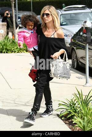 LOU KLUM e Heidi Klum Heidi Klum avvistamento di LOS ANGELES CALIFORNIA USA 14 Aprile 2012 Foto Stock