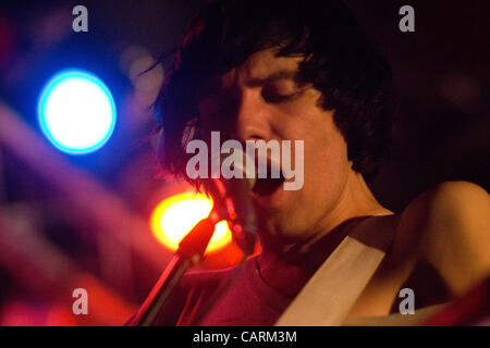 Close up del chitarrista e cantante Ryan Jarman come egli esegue in Brighton Music Hall il 14 aprile 2012. Foto Stock