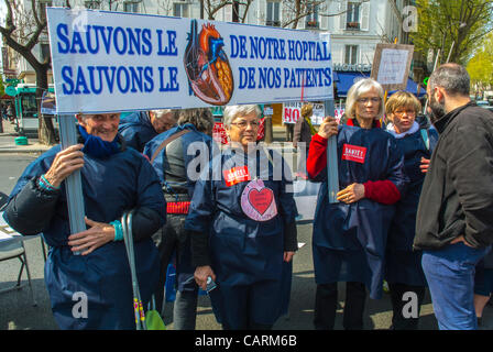 Parigi, Francia, attivista del personale ospedaliero francese protesta con 'Collectif Notre Santé en Danger' problemi di salute, Holding protesta segni e Banners, operatori sanitari protesta francia, anziani cresciuti Foto Stock