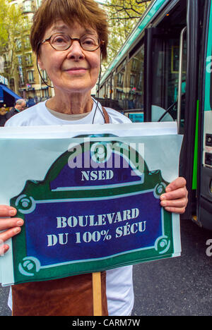 Parigi, Francia, proteste del personale ospedaliero francese, Rally, con 'Collectif Notre Santé en Danger' Salute e questioni sociali , Senior Woman, Holding Street proteste, tagli del personale Foto Stock