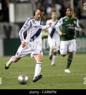 Aprile 14, 2012 - Los Angeles, California, Stati Uniti - Los Angeles Galaxy di David Beckham calci la contro i legnami Portland durante il match di MLS al Home Depot Center il 14 aprile 2012 a Carson, California. Galaxy sconfigge legnami 3-1. (Credito Immagine: © Ringo Chiu/ZUMAPRESS.com) Foto Stock