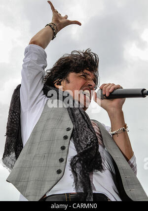 Aprile 14, 2012 - Fort Worth, Texas, Stati Uniti - KELLY HANSON, cantante di straniero, esegue prima la NASCAR Sprint Cup Series Samsung Mobile 500 gara al Texas Motor Speedway di Fort Worth, Texas. (Credito Immagine: © Dan Wozniak/ZUMAPRESS.com) Foto Stock