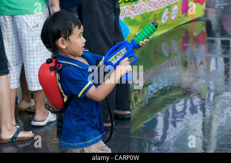 Ragazzo tailandese prende parte al Festival dell'acqua al di fuori del Central World shopping mall, Rama 1 Road, Bangkok, Thailandia, domenica 15 aprile, 2012. Bangkok è celebrare il Thai nuovo anno con il tradizionale Songkran festival dell'acqua. Foto Stock